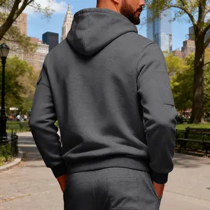 Vista posteriore di una felpa con cappuccio grigio antracite da uomo con tasca sul braccio.