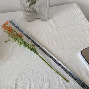 Künstlicher orangefarbener Gänseblümchenzweig Messung zeigt Höhe von ca. 50-55cm