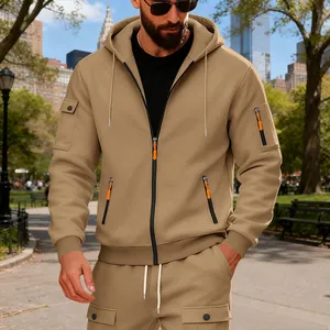 Elegante tuta sportiva da uomo cachi con cappuccio e molte tasche cargo nel parco