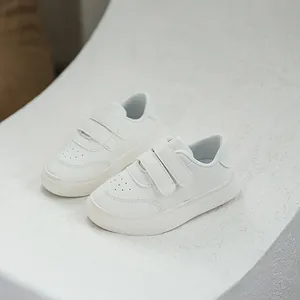 Minimalistische weiße Kindersneaker mit Klettverschluss für Kindergarten und Alltag