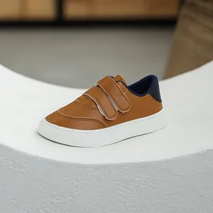Klassische braune Kleinkind-Sneaker mit doppeltem Klettverschluss für einfaches Tragen