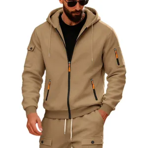 Felpa da uomo ampia con cappuccio kaki, cerniera e tasche tattiche sulle braccia.