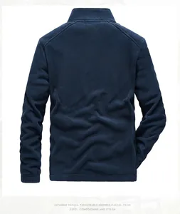 Achteraanzicht van een premium donkerblauwe fleecejas voor heren met een warme opstaande kraag