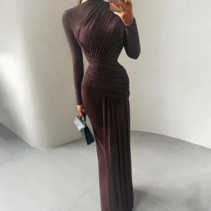 Elegante chocoladebruine maxi-jurk met ruches en lange mouwen voor herfst en winter