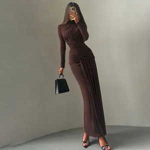 Elegante maxi-jurk met lange mouwen in chocoladebruin met een geplooid design en een slanke pasvorm