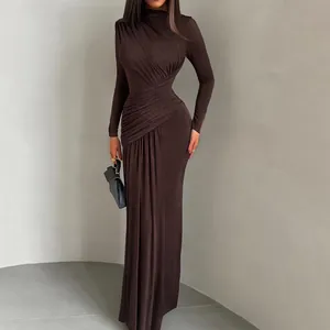 Elegante donkerbruine nauwsluitende maxi-jurk met lange mouwen en geplooide details