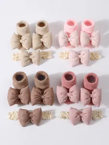 Juego de cuatro calcetines y diademas para bebé con lazos de tela grandes en varios colores