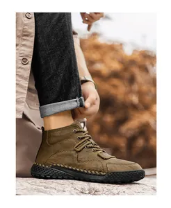 Primer plano detallado de botas Martin de cuero para hombre con costura artesanal