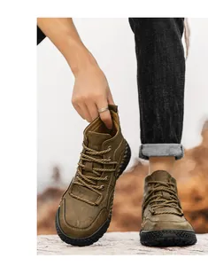 Primer plano detallado de la textura del cuero cosido a mano en botas Martin de hombre