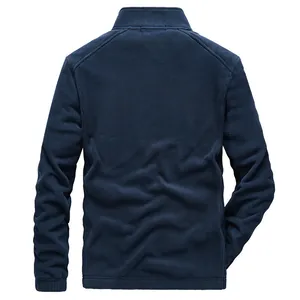 Achteraanzicht van een dikke warme fleecejas voor heren in marineblauw met opstaande kraag