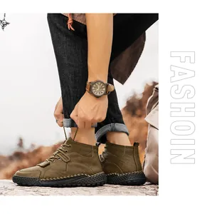 Primer plano de botas Martin para hombre cosidas a mano para senderismo y antideslizantes
