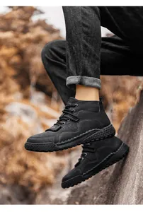 Detalle de botas Martin negras para hombre con costura manual y suela antideslizante
