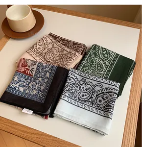 Vue détaillée de quatre carrés en coton et lin aux motifs paisley vintage assortis