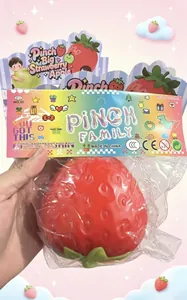 Vista dettagliata di un grande giocattolo squishy a forma di fragola nella confezione