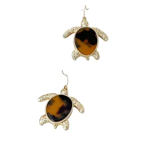 Elegantes pendientes de tortuga marina vintage con motivo de carey y acabado dorado