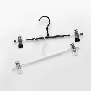 Zwei rutschfeste Metall-Hosenbügel mit verstellbaren Clips in Schwarz und Weiß