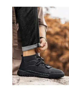 Vista detallada de botas Martin de cuero negro cosidas a mano para hombre con suela antideslizante