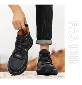 Vista detallada de botas Martin negras para hombre con costuras blancas y cordones.