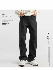 Vista dettagliata dei jeans neri lavati da uomo a gamba dritta e vestibilità comoda e casual