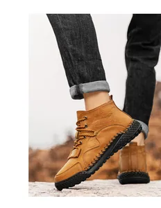 Detalle de primer plano de botas de montaña marrones cosidas a mano para hombre