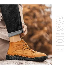 Primer plano de botas Martin de cuero marrón para hombre con costuras hechas a mano
