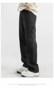 Vista laterale di jeans neri da uomo a gamba dritta e larghi in un set fotografico