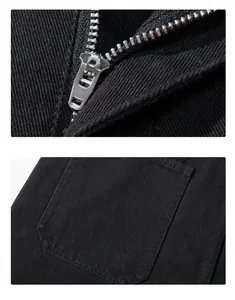 Vista macro dettagliata della zip metallica e delle cuciture della tasca di jeans neri