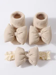 Conjunto de calcetines y diadema de encaje beige para bebé con grandes lazos de tela suaves