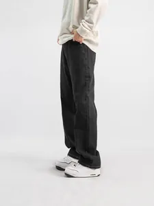 Jeans neri da uomo a gamba dritta e vestibilità ampia, stile casual per l'uso quotidiano.
