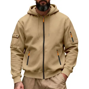 Detail van khaki zware fleece hoodie met tactische zakken en oranje accent ritsen