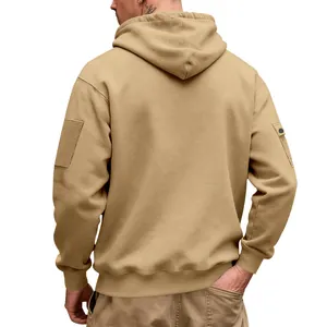 Gedetailleerd achteraanzicht van een zware kaki herenhoodie met een zak op de mouw