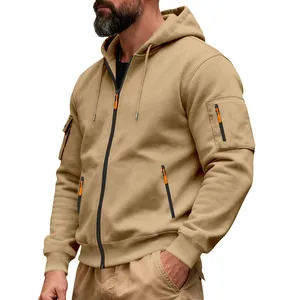 Detail van kaki zware fleece hoodie met ritssluiting, oranje accenten en zak op de arm.