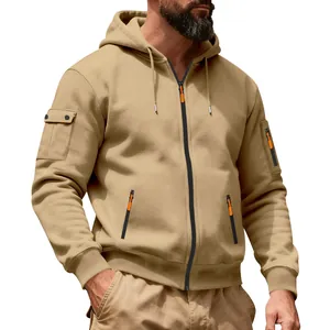 Zijaanzicht van zware kaki heren hoodie met rits en tactische zak op de arm.
