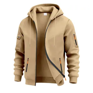 Detailopname van kaki zware fleece hoodie met oranje ritsen en een praktische cargozak
