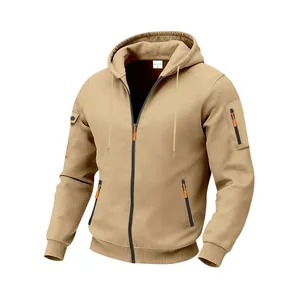 Detail van khaki heren fleece jack met capuchon en opvallende oranje ritssluiting accenten