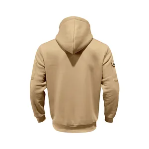 Achteraanzicht van een beige zware herenhoodie met een handige zijzak op de mouw.