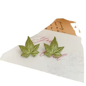 Orecchini a lobo in smalto foglia verde stile foresta con perno in argento 925