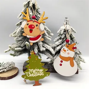 Lindo juego de adornos navideños de madera con un reno, un muñeco de nieve y un árbol