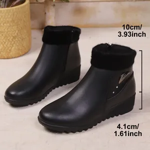 Detailweergave van zwarte winterlaarzen met imitatiebontkraag en 4,1 cm sleehak.