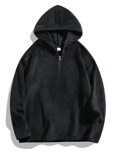 Detailweergave van een zwarte fleece hoodie voor heren met een handige halve rits.