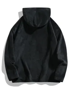 Gedetailleerd achteraanzicht van een zwarte fleece hoodie voor heren in een relaxte pasvorm