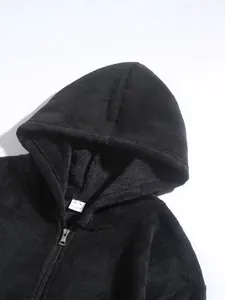 Detail van een zwarte fleece hoodie voor heren met rits en materiaalsamenstellingstabel