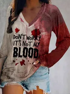 Détail de l'imprimé taches de sang d'Halloween sur un t-shirt à manches longues col V