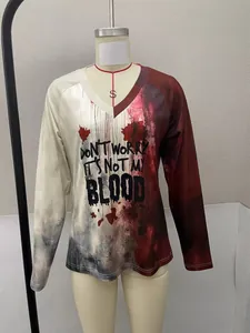 Détail d'un t-shirt Halloween à col en V avec graffiti de sang et texte