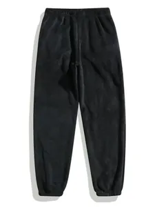 Gedetailleerd achteraanzicht van de effen zwarte winter fleece joggingbroek voor heren