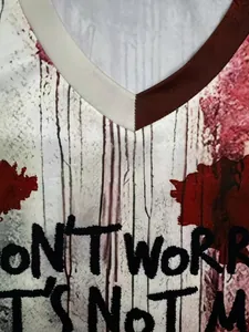 Détail de l'imprimé taches de sang et de l'encolure en V sur un t-shirt d'Halloween pour femmes