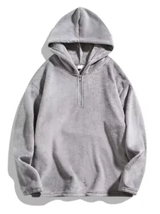 Dettaglio felpa con cappuccio grigia da uomo in pile con mezza zip e texture soffice