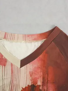 Détail du col en V avec imprimé graffiti rouge artistique sur un t-shirt pour femmes