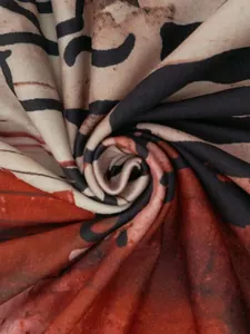 Gros plan d'un tissu imprimé graffiti artistique pour t-shirt d'Halloween femme