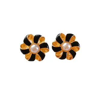 Boucles d'oreilles fleurs baroques vintage avec émail noir et centre en perle nacrée